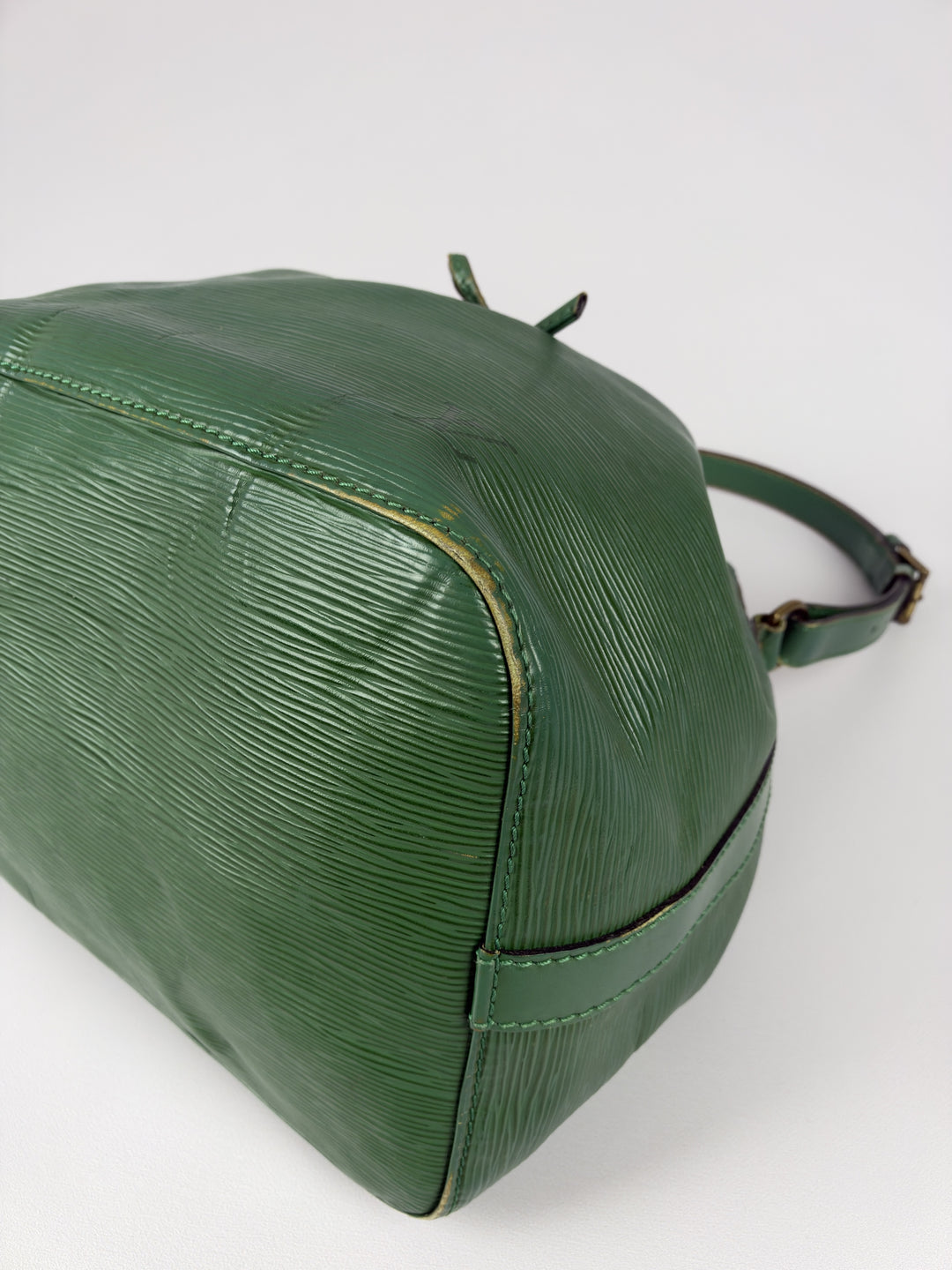 Louis Vuitton Epi Petit Noé Shoulder Bag in Borneo-Grün, Detailansicht 7