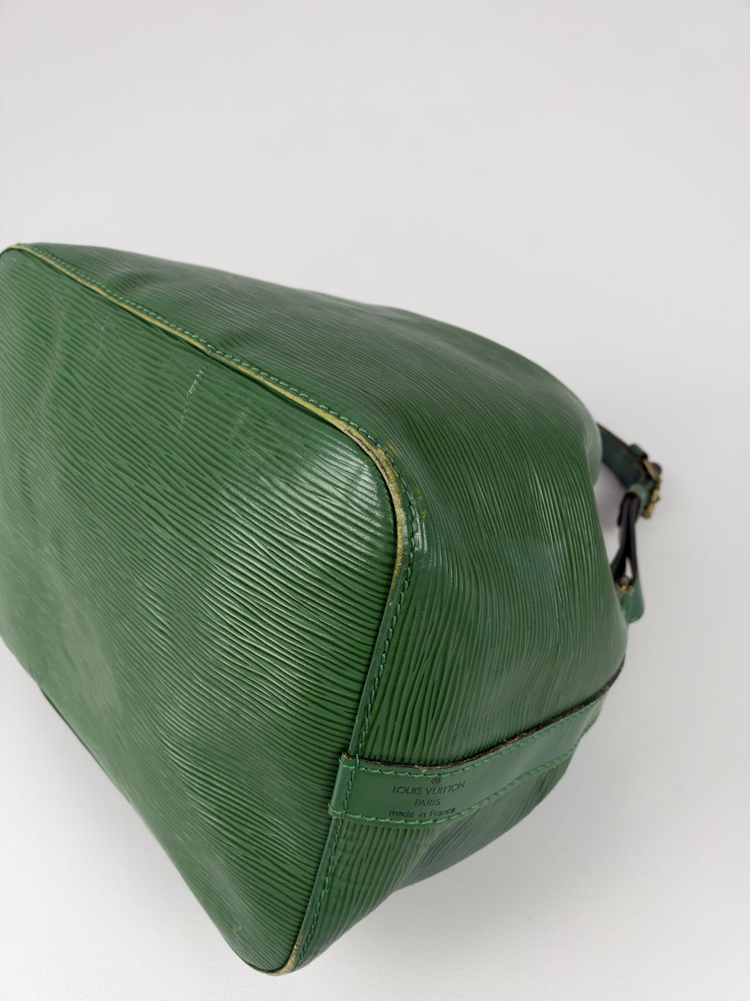 Louis Vuitton Epi Petit Noé Shoulder Bag in Borneo-Grün, Detailansicht 9