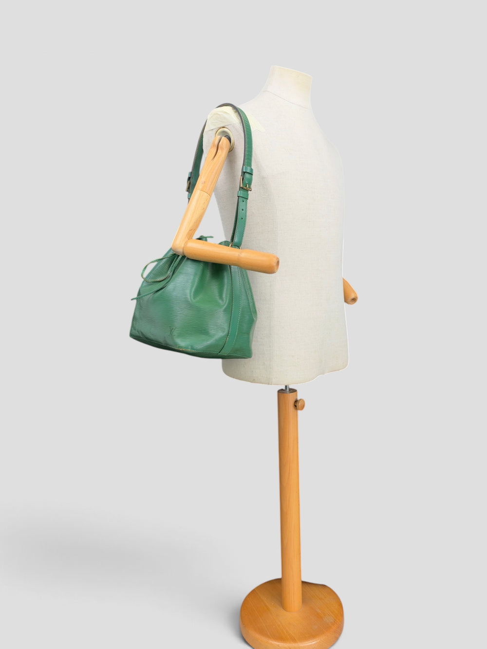 Louis Vuitton Epi Petit Noé Shoulder Bag in Borneo-Grün, getragen an der Schneiderpuppe