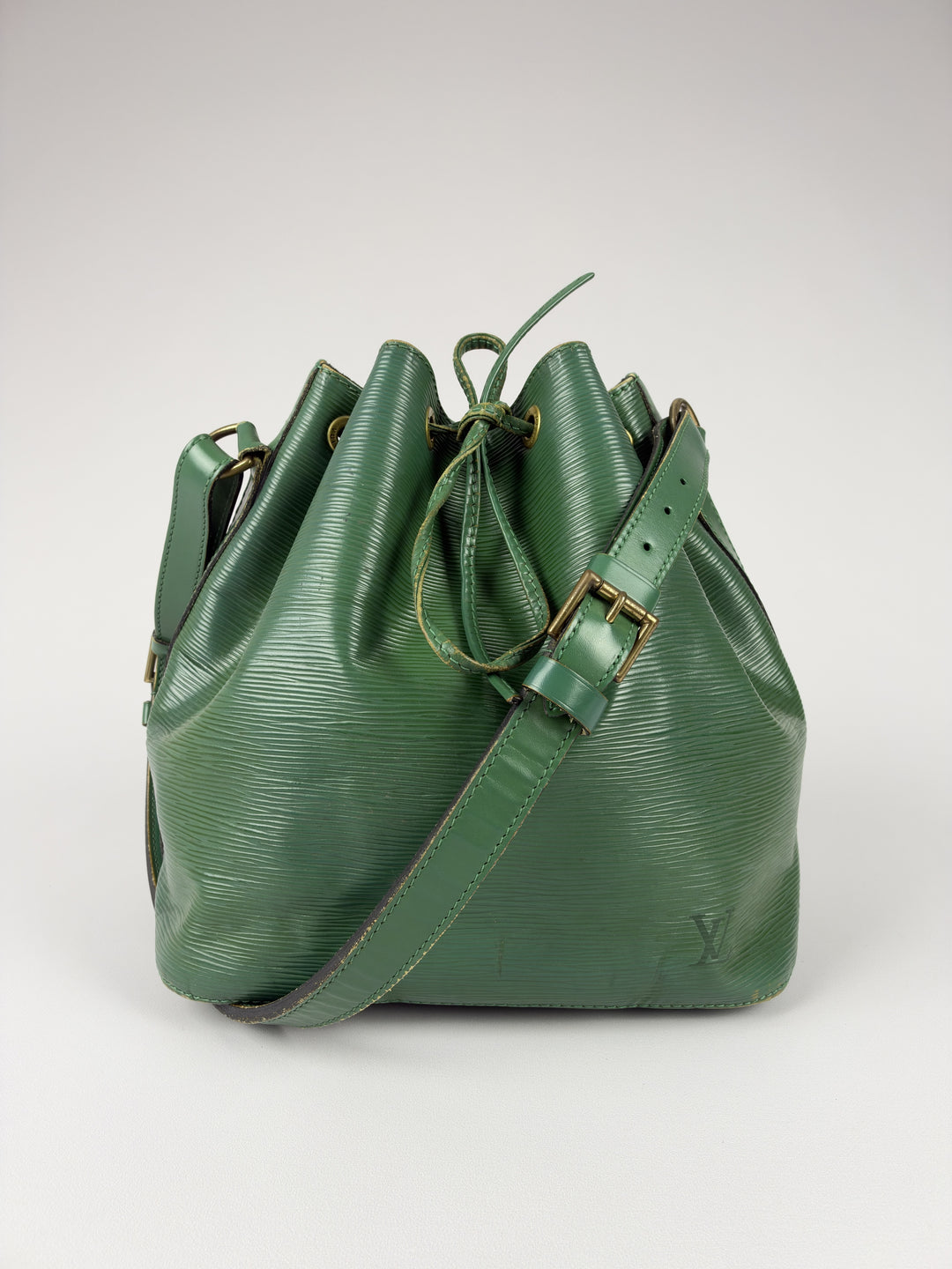 Louis Vuitton Epi Petit Noé Shoulder Bag in Borneo-Grün, Vorderansicht im Originalfoto