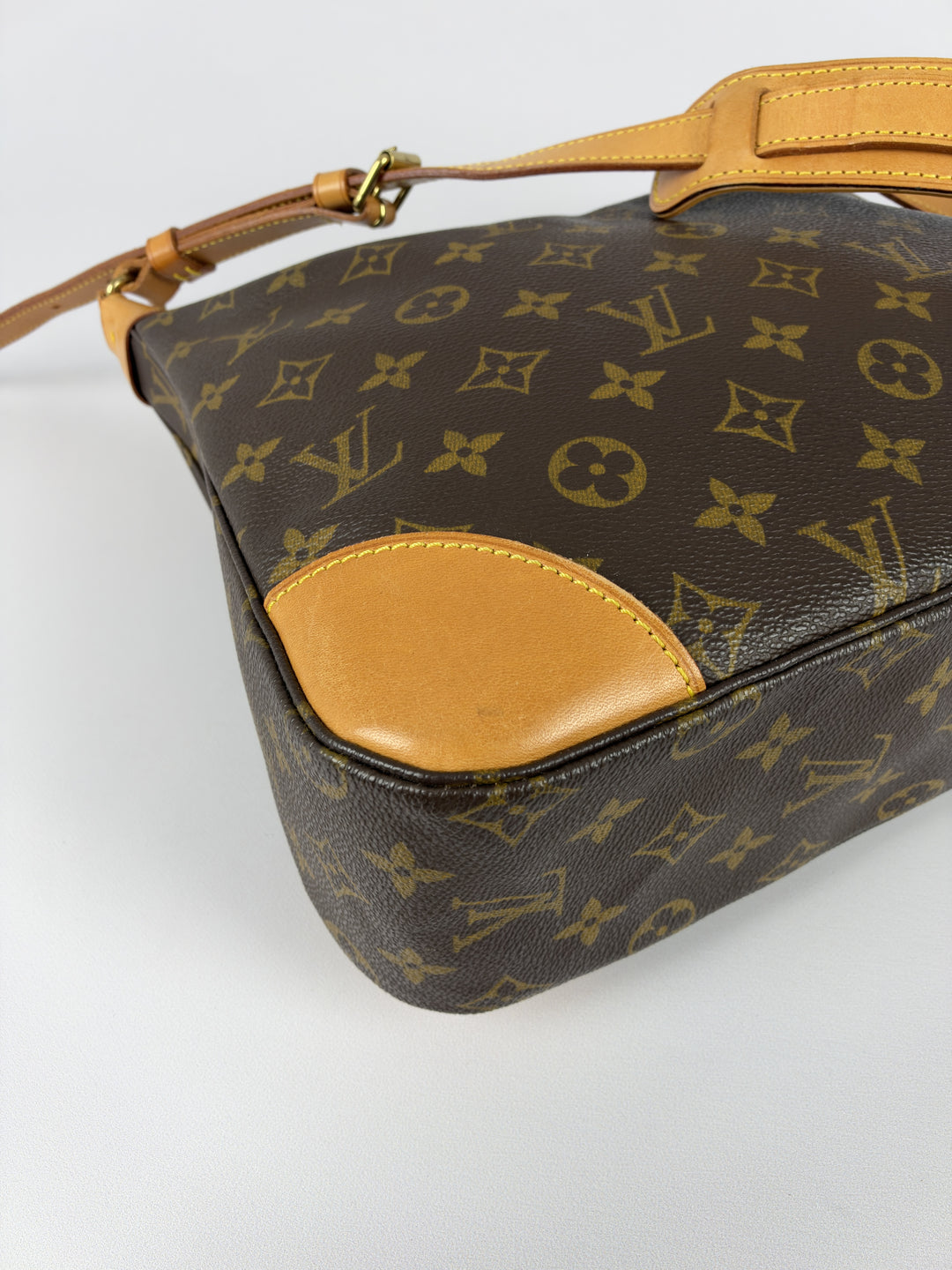 Louis Vuitton Monogram Boulogne 30 Shoulder Bag in Braun, Detailansicht 10