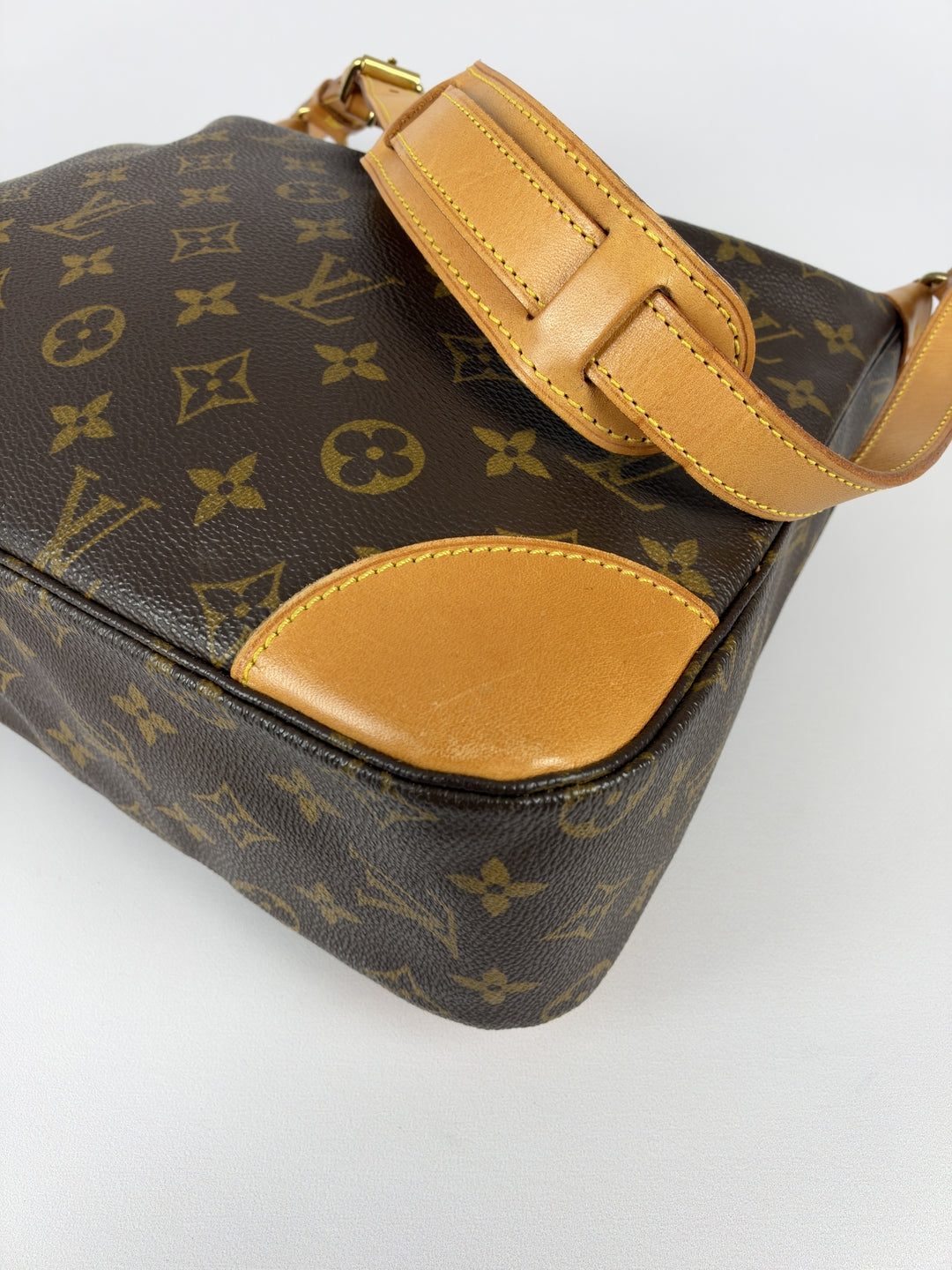 Louis Vuitton Monogram Boulogne 30 Shoulder Bag in Braun, Detailansicht 11