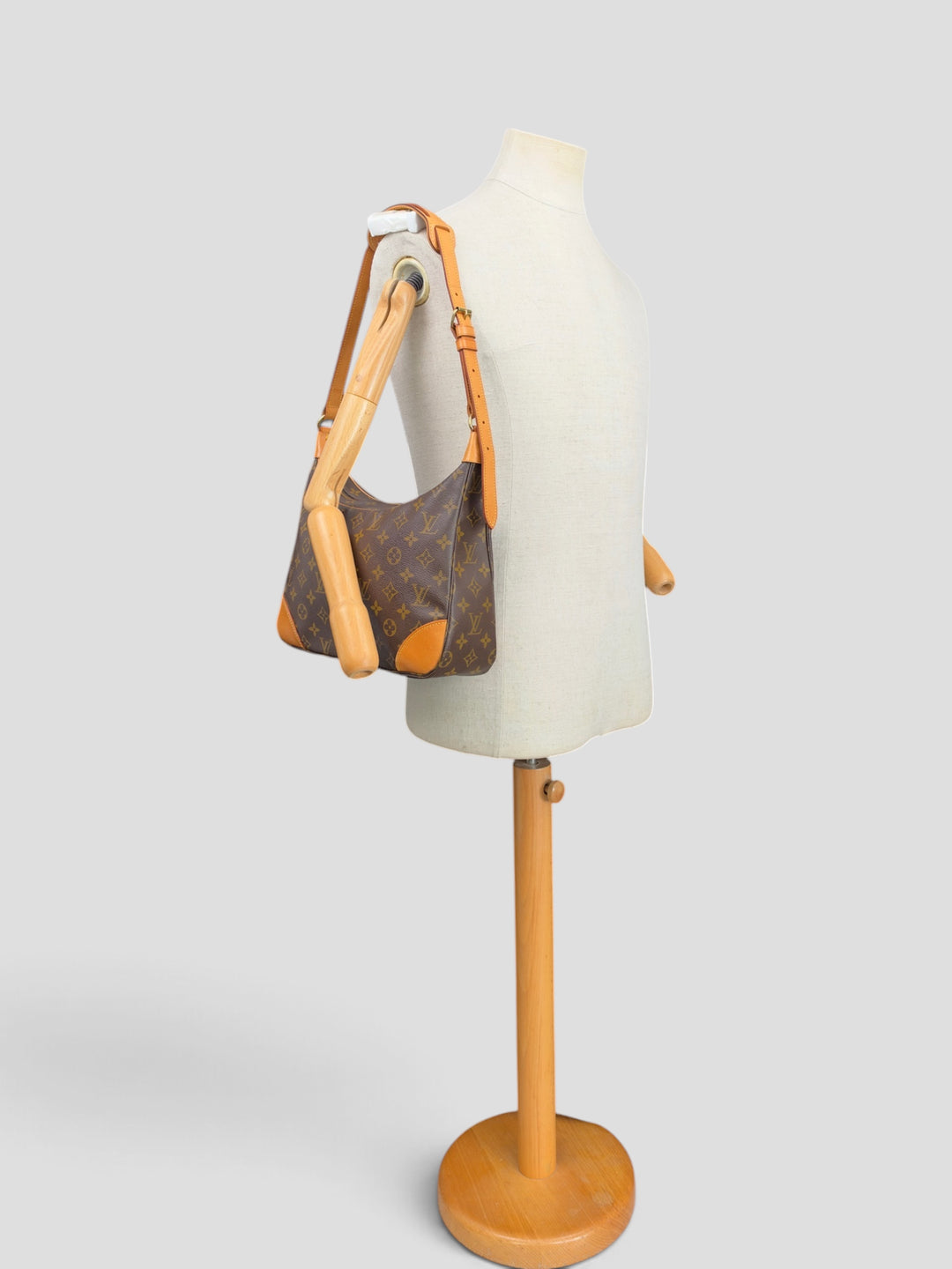 Louis Vuitton Monogram Boulogne 30 Shoulder Bag in Braun, getragen an der Schneiderpuppe