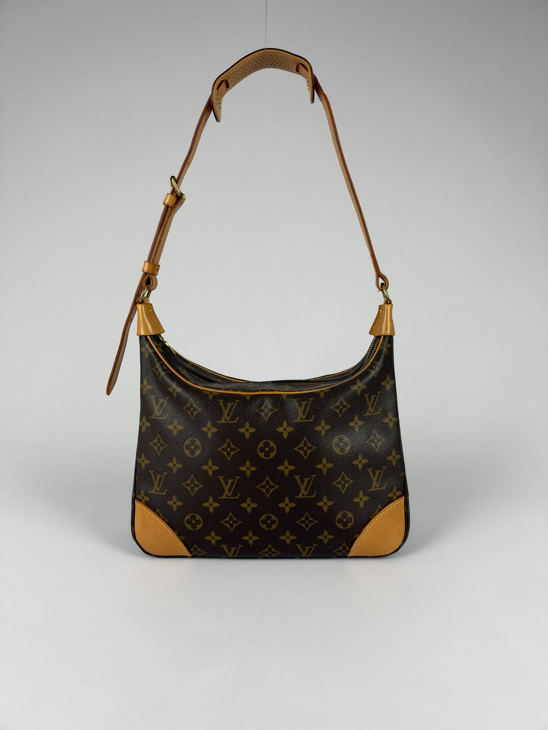 Louis Vuitton Monogram Boulogne 30 Shoulder Bag in Braun, Vorderansicht im Originalfoto