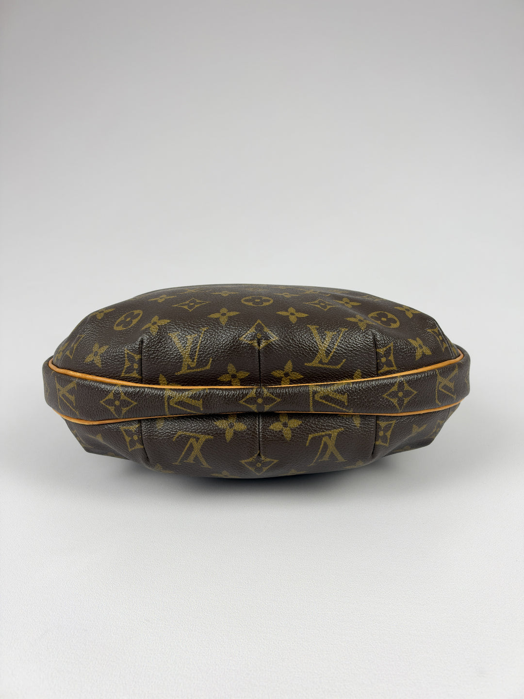 Louis Vuitton Monogram Croissant MM Half Moon Shoulder Bag in Braun, Detailansicht 4