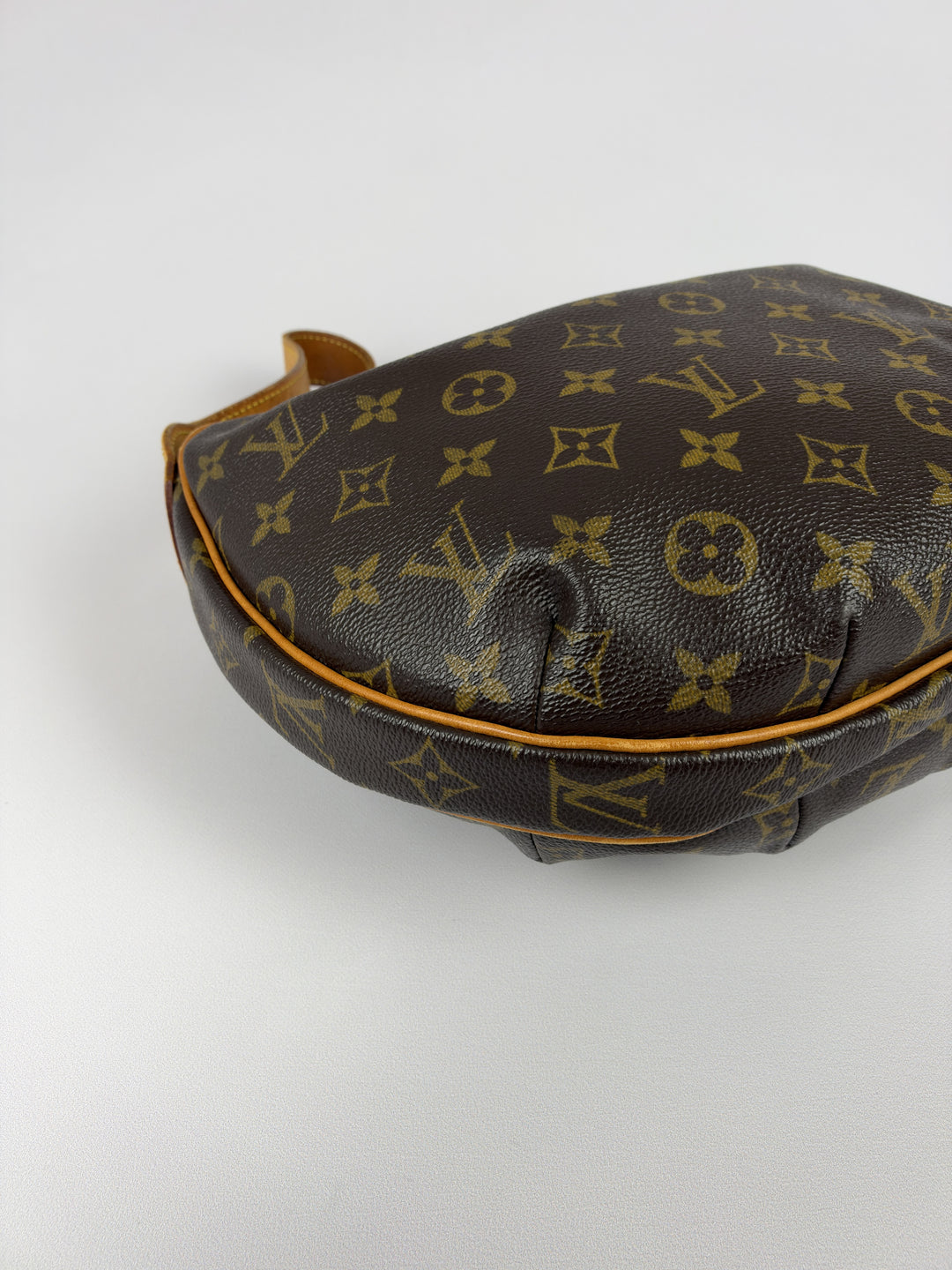 Louis Vuitton Monogram Croissant MM Half Moon Shoulder Bag in Braun, Detailansicht 5