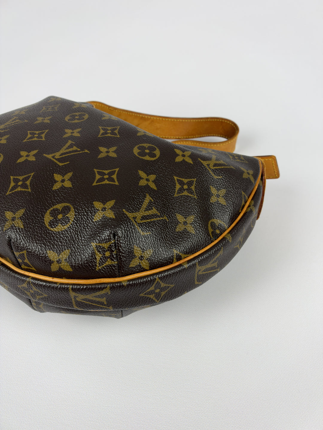 Louis Vuitton Monogram Croissant MM Half Moon Shoulder Bag in Braun, Detailansicht 6