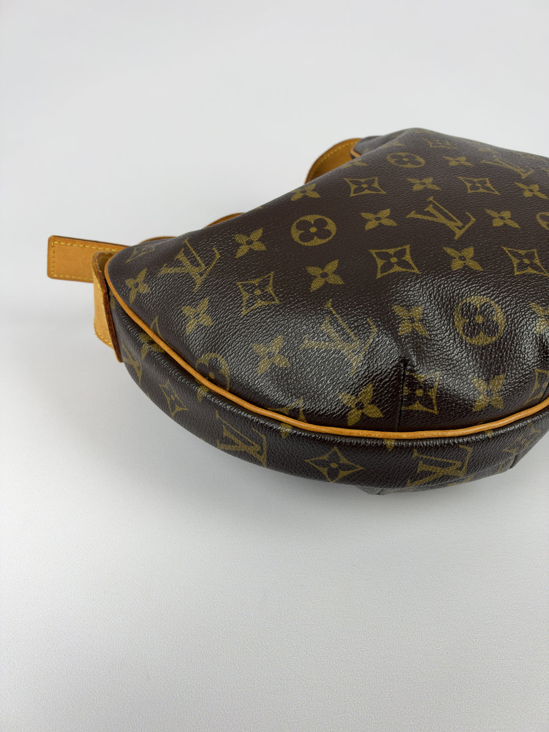 Louis Vuitton Monogram Croissant MM Half Moon Shoulder Bag in Braun, Detailansicht 7