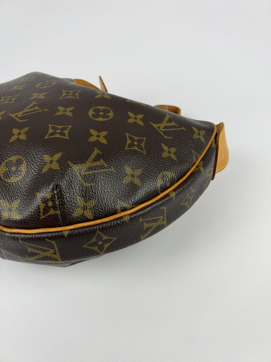 Louis Vuitton Monogram Croissant MM Half Moon Shoulder Bag in Braun, Detailansicht 8