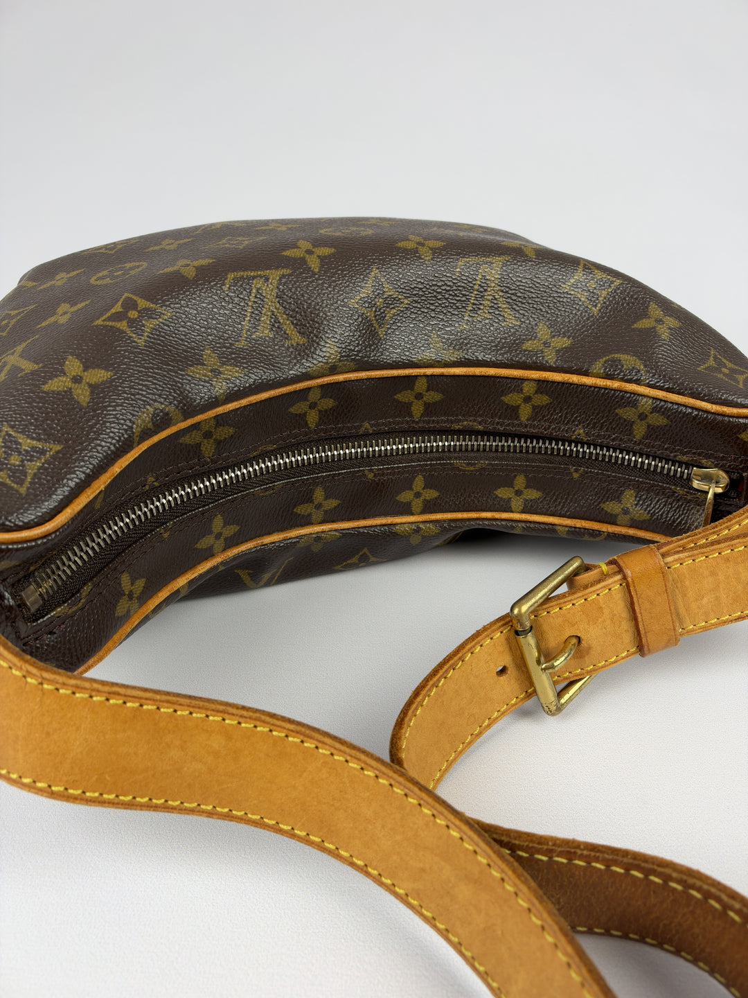 Louis Vuitton Monogram Croissant MM Half Moon Shoulder Bag in Braun, Detailansicht 9