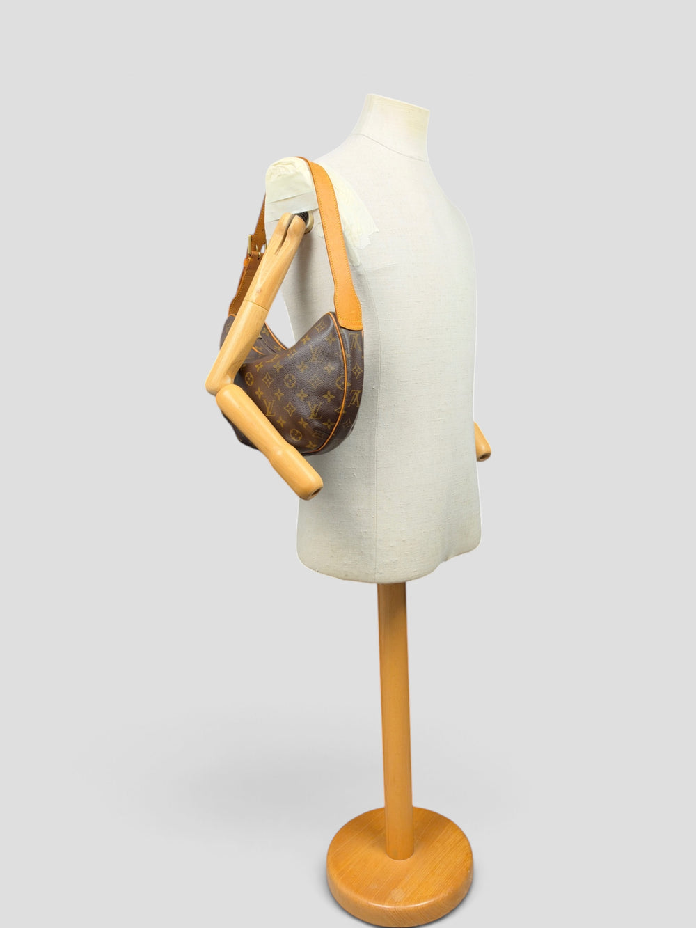 Louis Vuitton Monogram Croissant MM Half Moon Shoulder Bag in Braun, getragen an der Schneiderpuppe