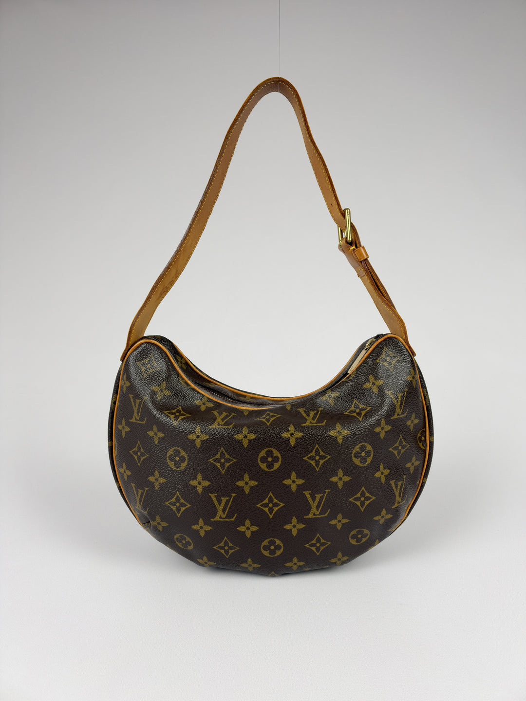 Louis Vuitton Monogram Croissant MM Half Moon Shoulder Bag in Braun, Vorderansicht im Originalfoto