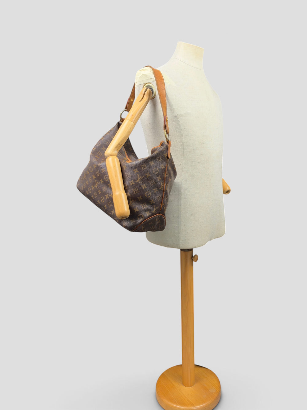 Louis Vuitton Monogram Delightful MM Shoulder Bag in Braun, getragen an der Schneiderpuppe