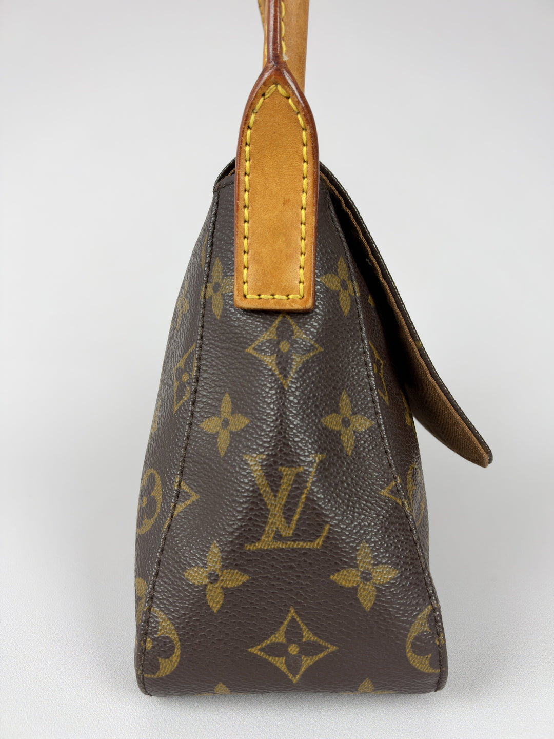 Louis Vuitton Monogram Mini Looping Flap Shoulder Bag in Braun, Detailansicht 4