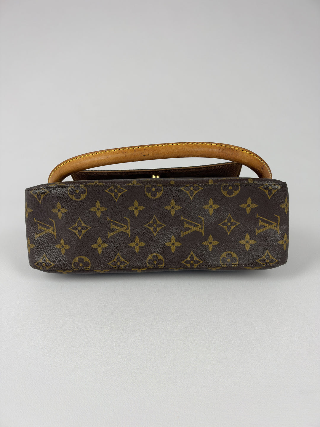 Louis Vuitton Monogram Mini Looping Flap Shoulder Bag in Braun, Detailansicht 6