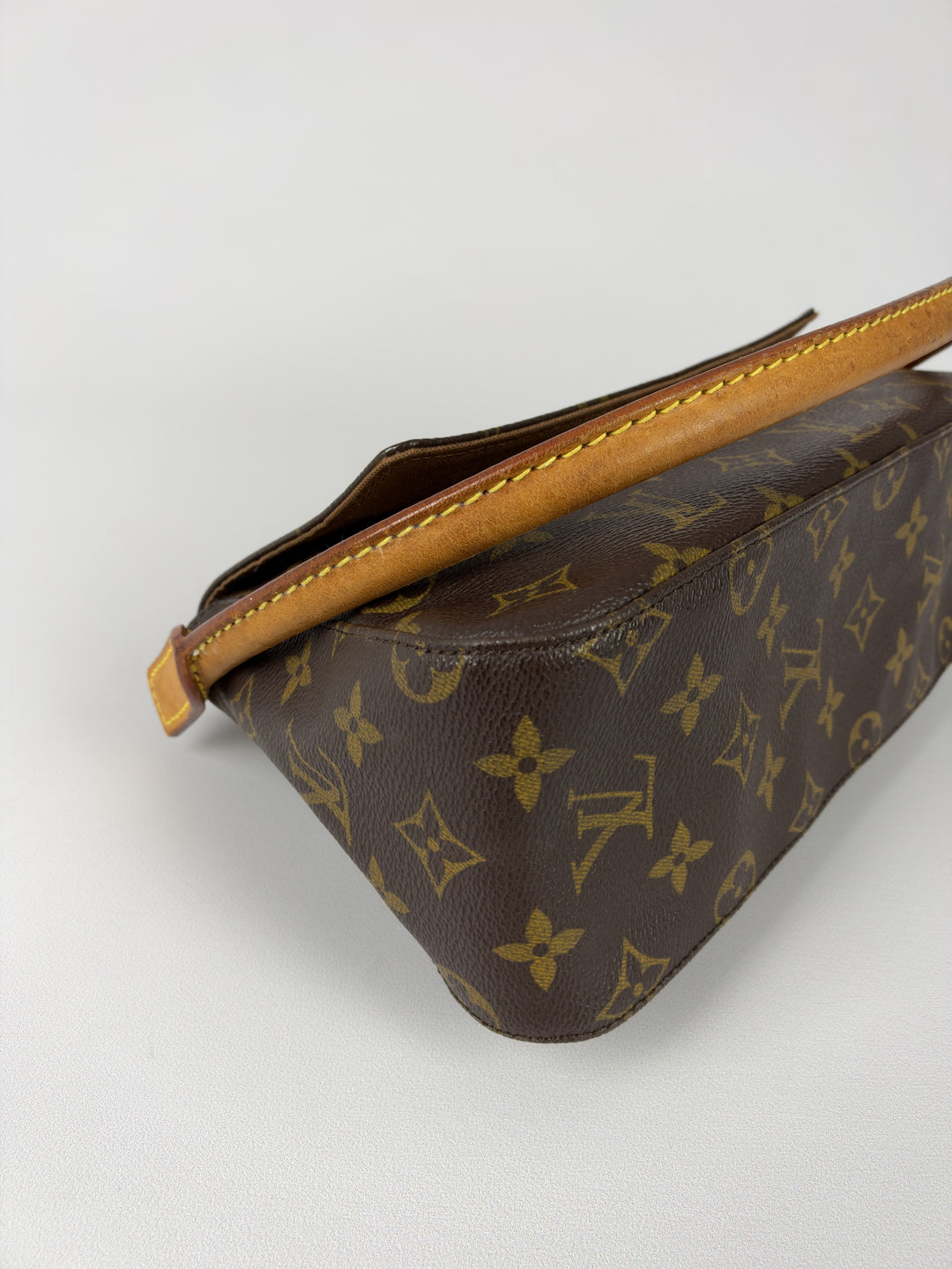 Louis Vuitton Monogram Mini Looping Flap Shoulder Bag in Braun, Detailansicht 7