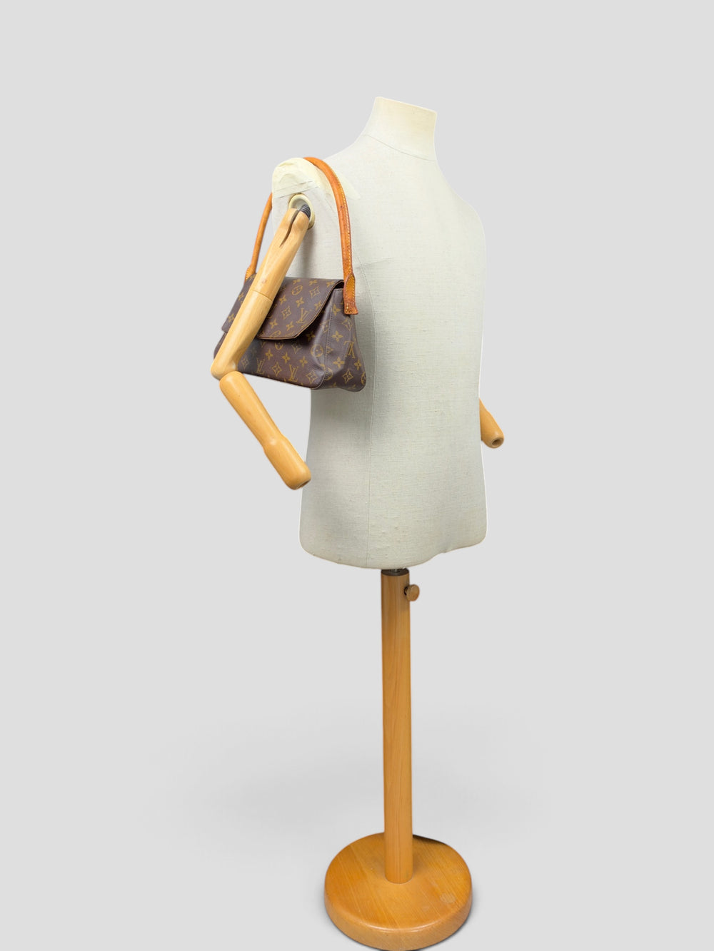 Louis Vuitton Monogram Mini Looping Flap Shoulder Bag in Braun, getragen an der Schneiderpuppe