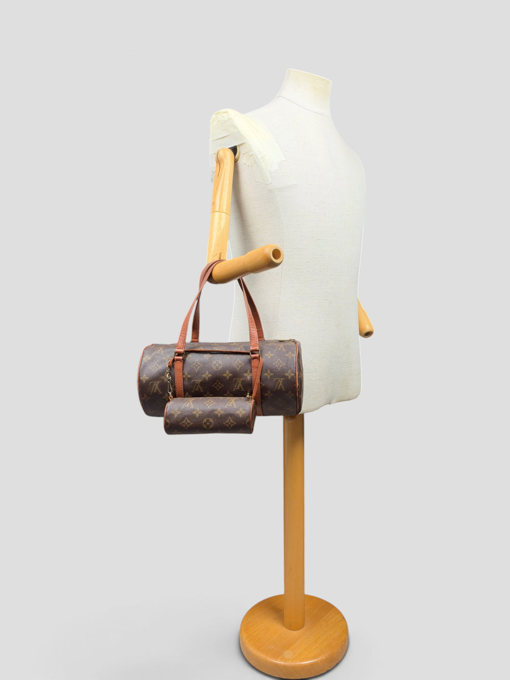 Louis Vuitton Monogram Papillon 30 with Mini Pouch in Braun, getragen an der Schneiderpuppe