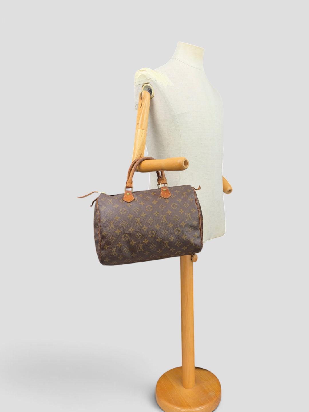 Louis Vuitton Monogram Speedy 30 in Braun, getragen an der Schneiderpuppe