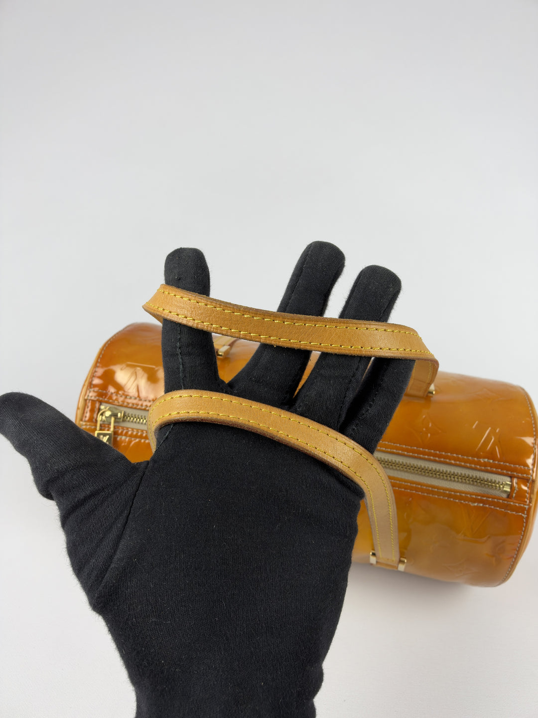 Louis Vuitton Monogram Vernis Bedford Papillon 30 Handbag in Honig/Orange, Detailansicht 11