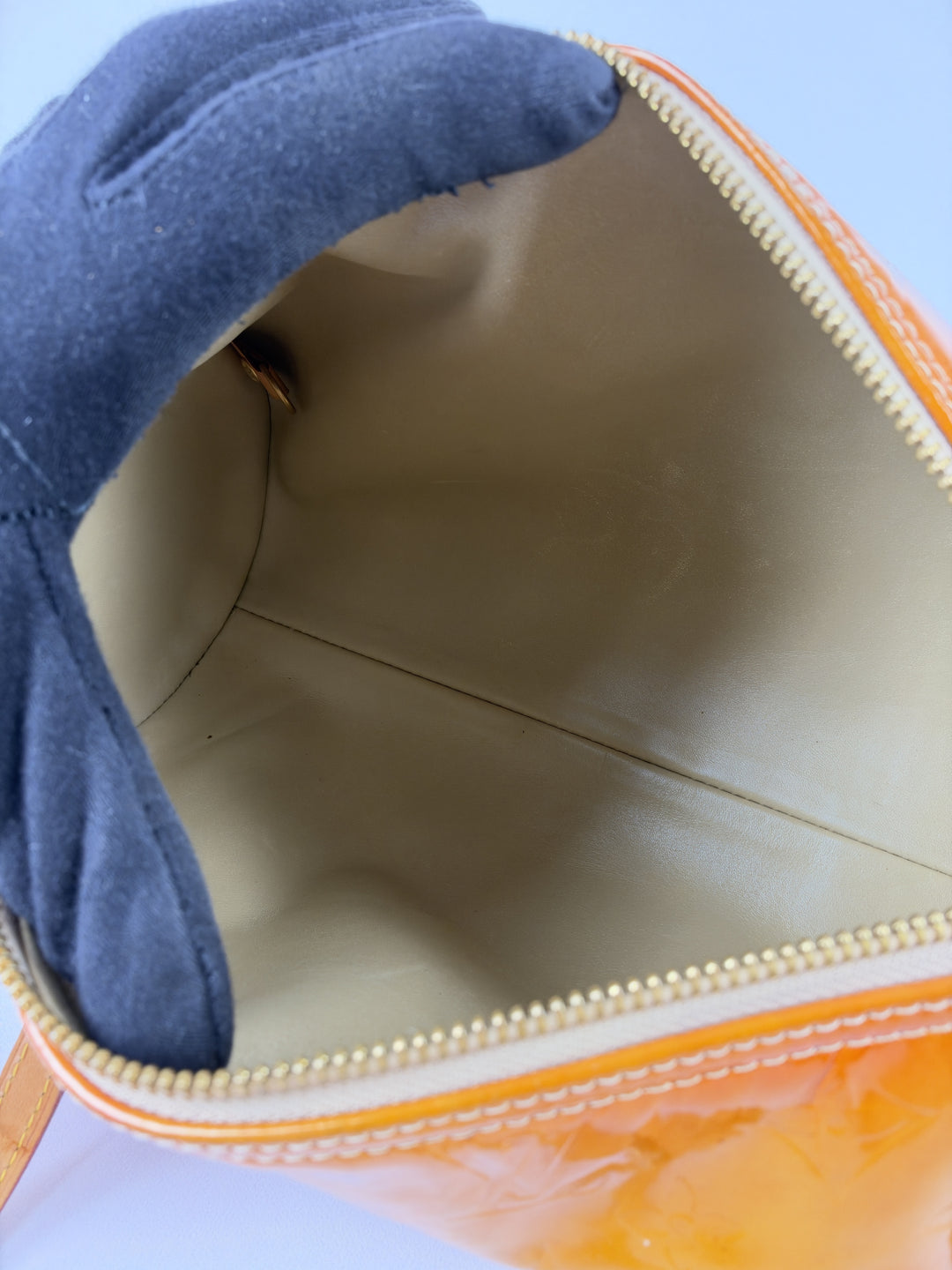 Louis Vuitton Monogram Vernis Bedford Papillon 30 Handbag in Honig/Orange, Detailansicht 12
