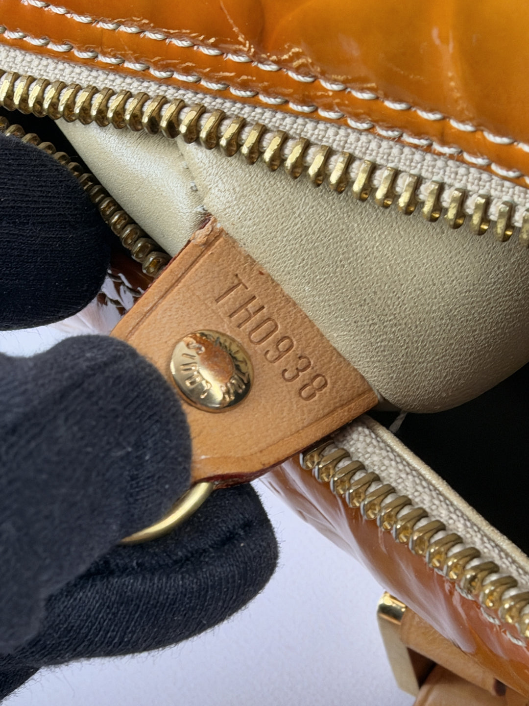 Louis Vuitton Monogram Vernis Bedford Papillon 30 Handbag in Honig/Orange, Detailansicht 14
