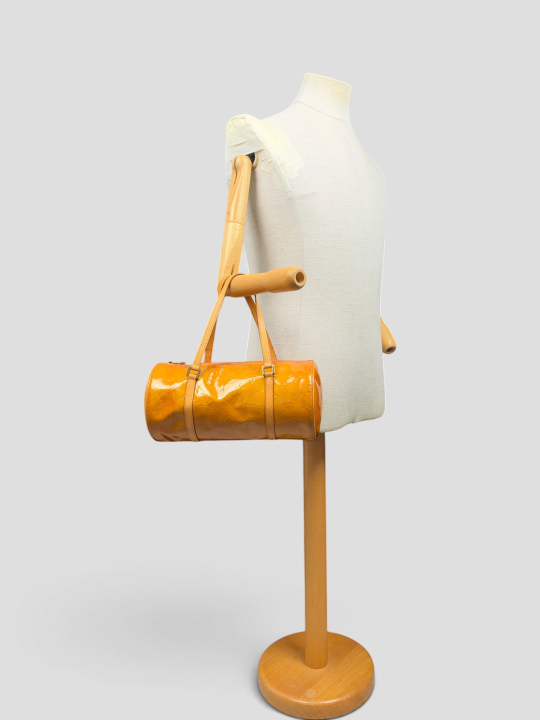 Louis Vuitton Monogram Vernis Bedford Papillon 30 Handbag in Honig/Orange, getragen an der Schneiderpuppe