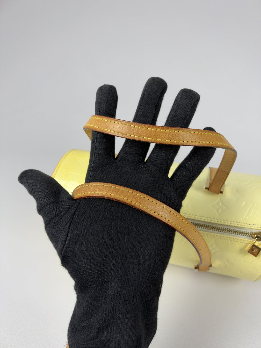 Louis Vuitton Vernis Bedford Papillon Handbag in Hellgelb, Detailansicht 10