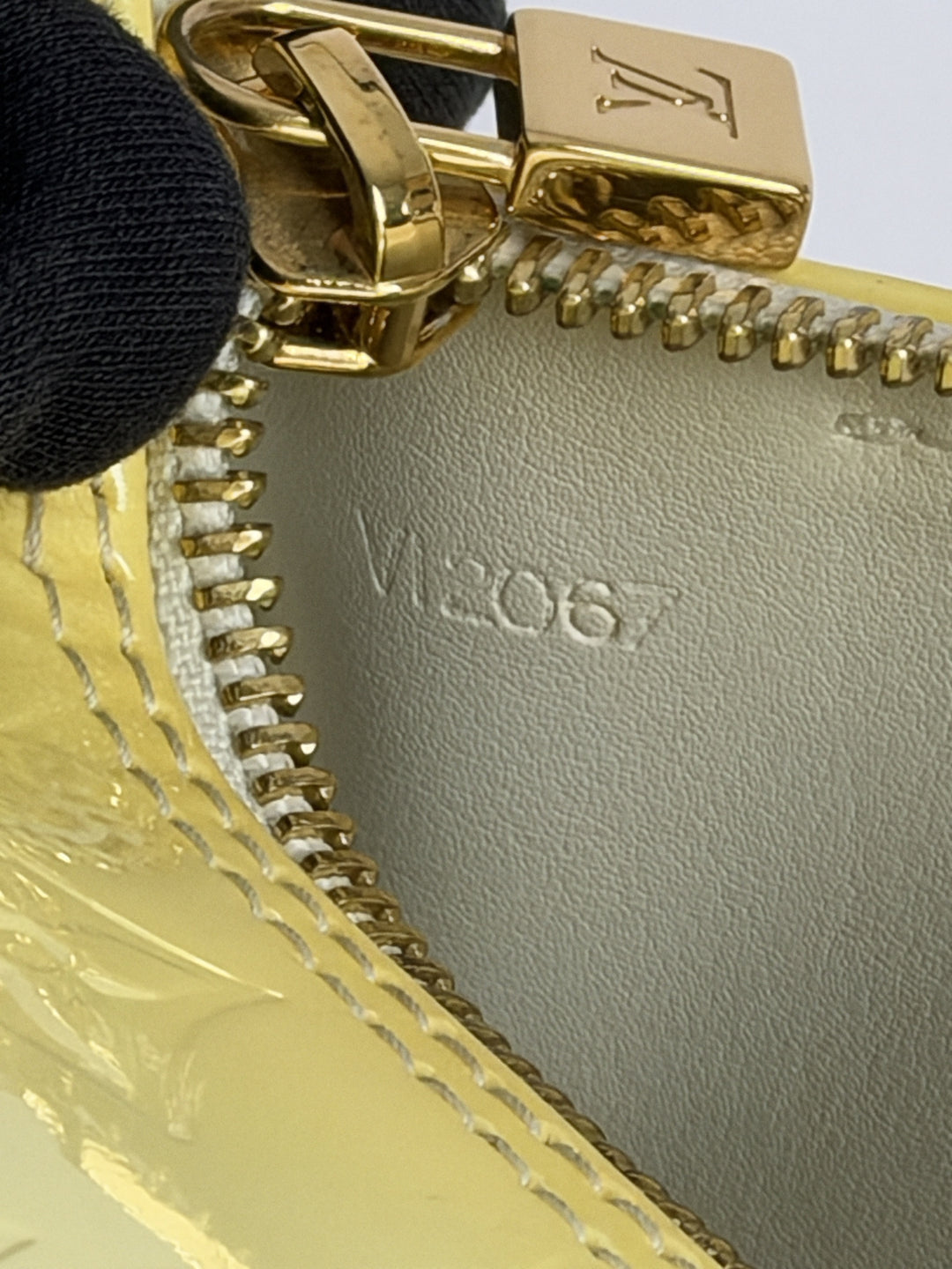 Louis Vuitton Vernis Bedford Papillon Handbag in Hellgelb, Detailansicht 13