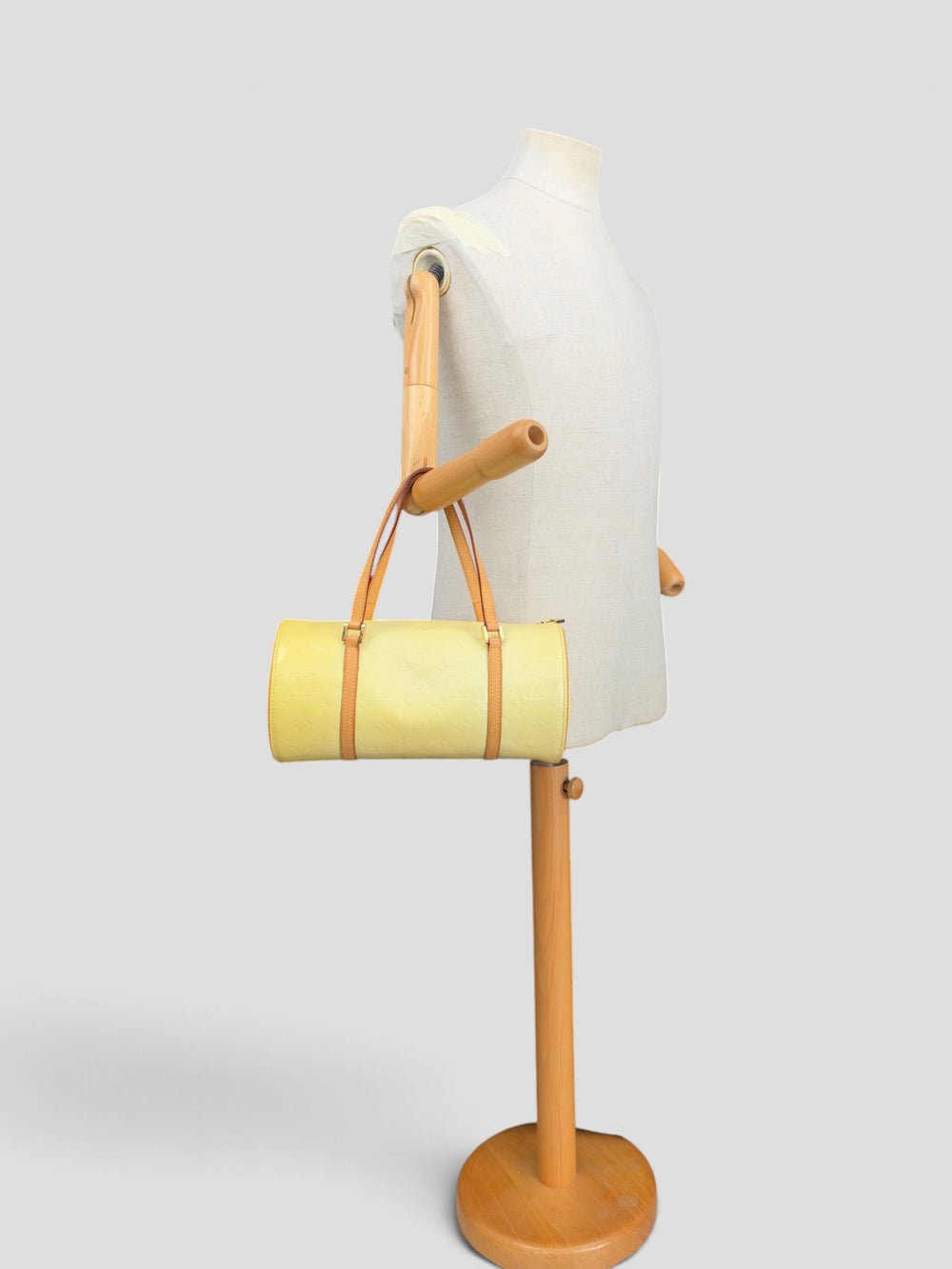 Louis Vuitton Vernis Bedford Papillon Handbag in Hellgelb, getragen an der Schneiderpuppe