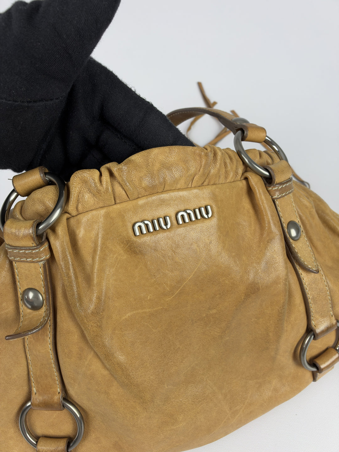 Miu Miu Vitello Lux Gathered Fringe Shoulder Bag in Cognac/Camel, Detailansicht 12