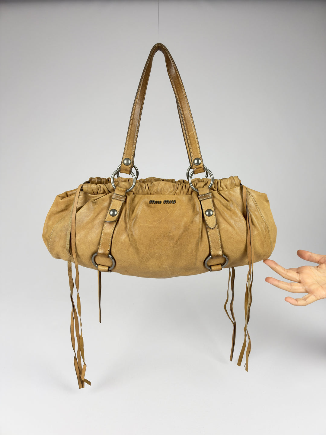Miu Miu Vitello Lux Gathered Fringe Shoulder Bag in Cognac/Camel, Detailansicht 16