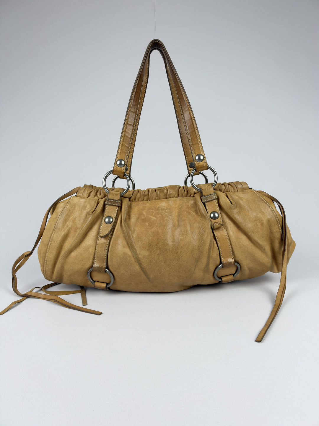 Miu Miu Vitello Lux Gathered Fringe Shoulder Bag in Cognac/Camel, Detailansicht 2