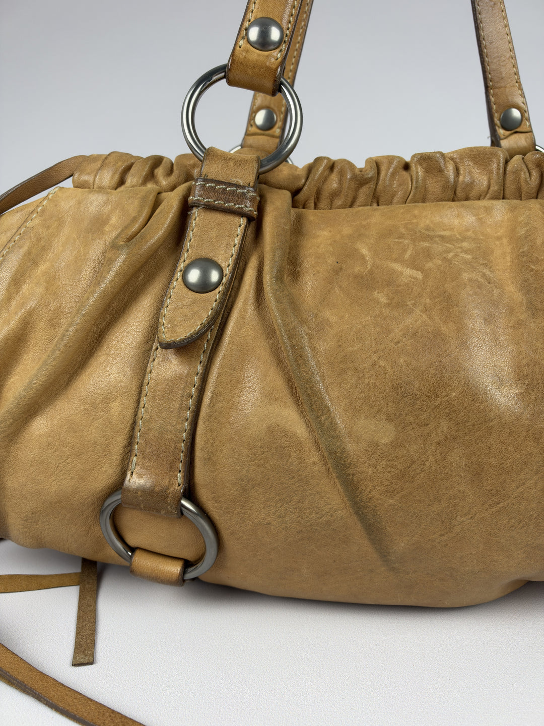 Miu Miu Vitello Lux Gathered Fringe Shoulder Bag in Cognac/Camel, Detailansicht 3