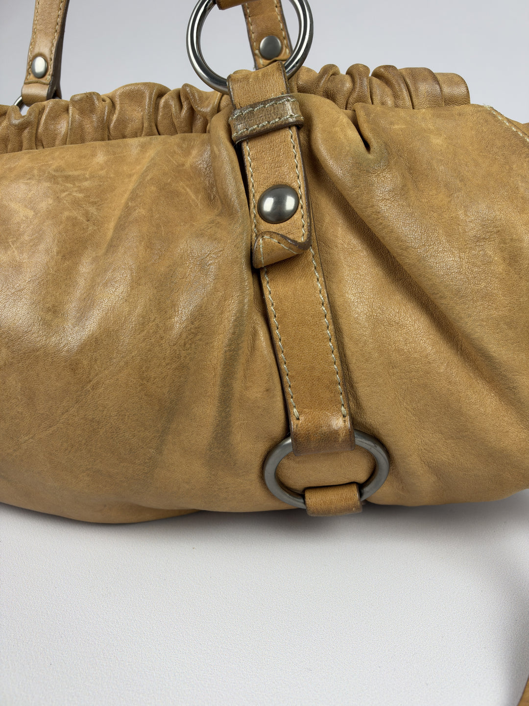 Miu Miu Vitello Lux Gathered Fringe Shoulder Bag in Cognac/Camel, Detailansicht 4