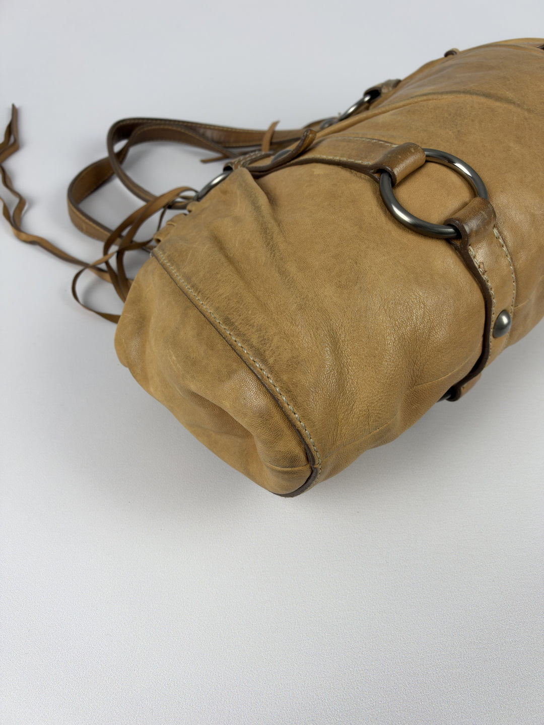 Miu Miu Vitello Lux Gathered Fringe Shoulder Bag in Cognac/Camel, Detailansicht 9