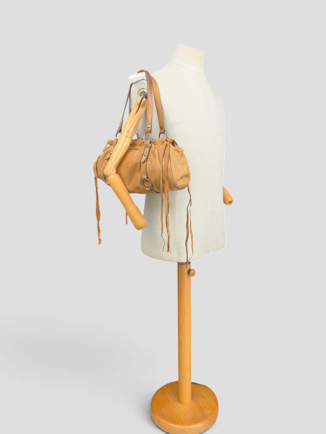 Miu Miu Vitello Lux Gathered Fringe Shoulder Bag in Cognac/Camel, getragen an der Schneiderpuppe