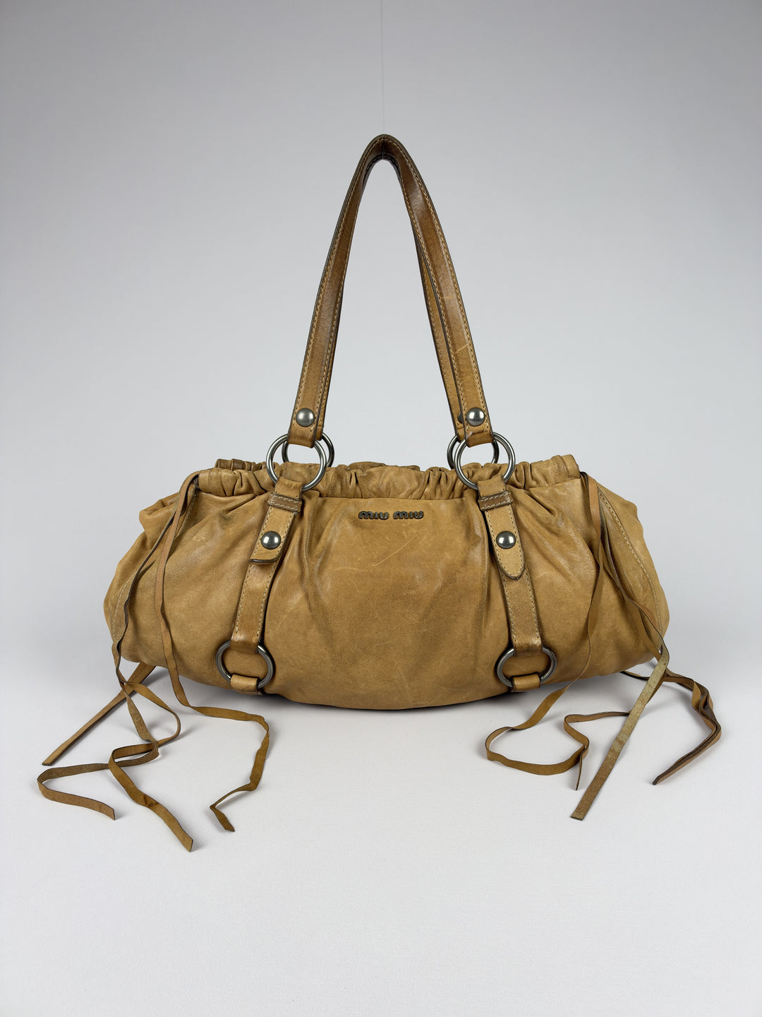 Miu Miu Vitello Lux Gathered Fringe Shoulder Bag in Cognac/Camel, Vorderansicht im Originalfoto