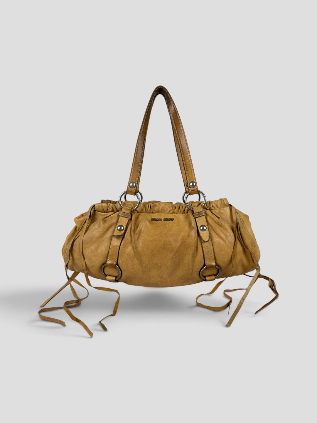 Miu Miu Vitello Lux Gathered Fringe Shoulder Bag aus Kalbsleder in Cognac/Camel, Vorderansicht