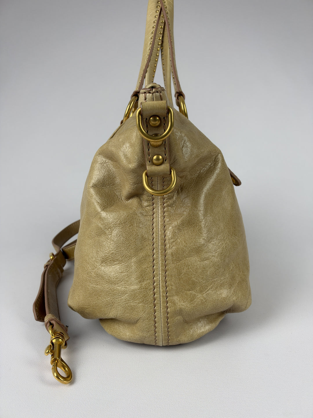 Miu Miu Vitello Lux Leather 2-Way Crossbody Shoulder Bag in Beige/Taupe, Detailansicht 1