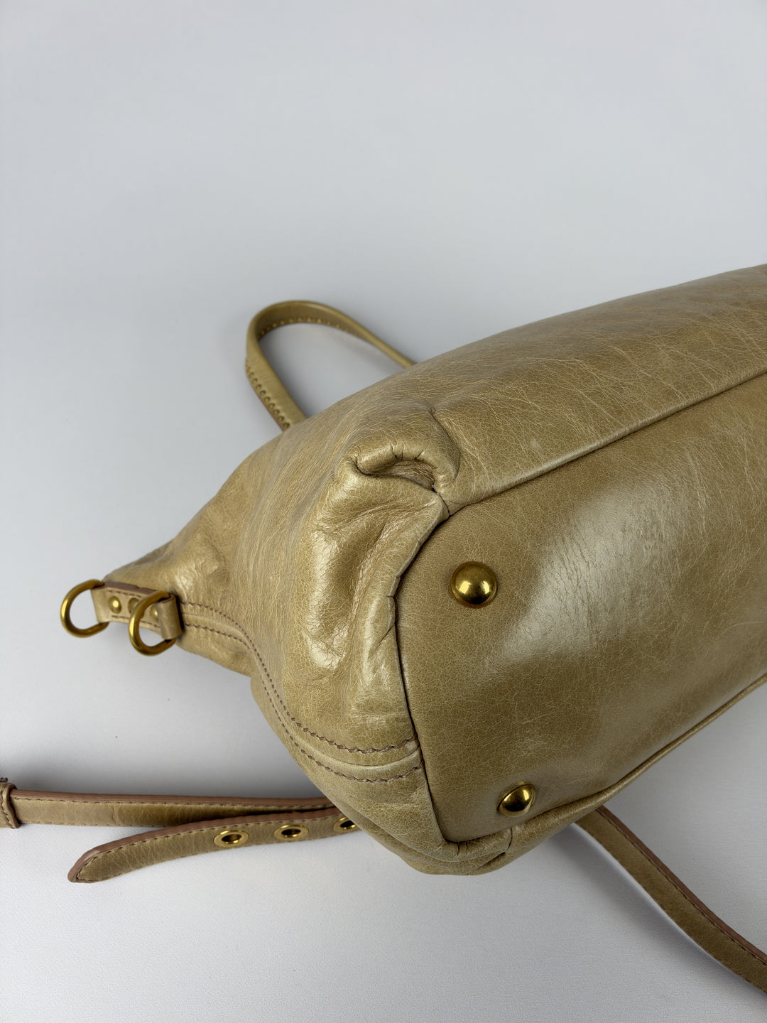 Miu Miu Vitello Lux Leather 2-Way Crossbody Shoulder Bag in Beige/Taupe, Detailansicht 10
