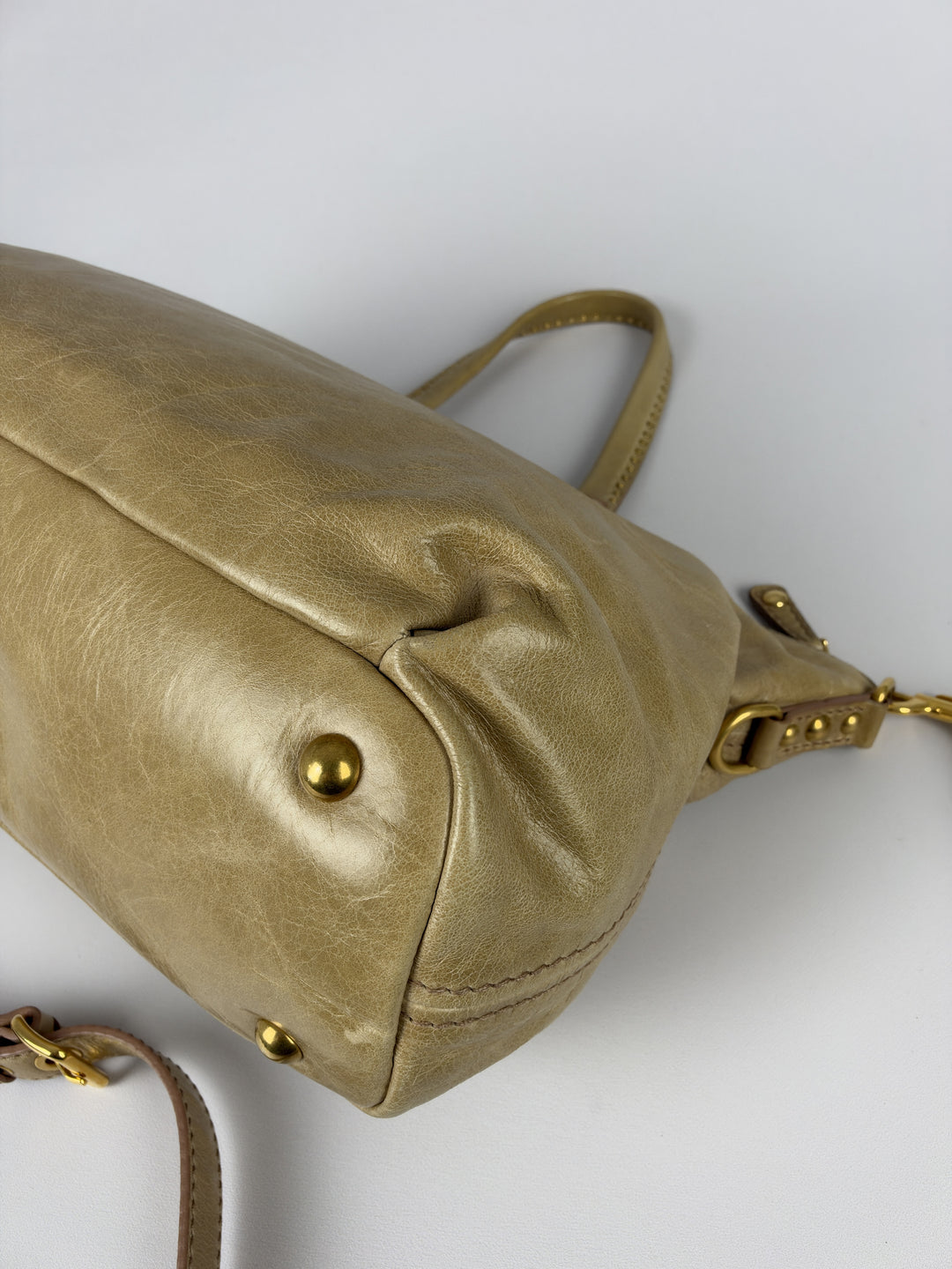 Miu Miu Vitello Lux Leather 2-Way Crossbody Shoulder Bag in Beige/Taupe, Detailansicht 11