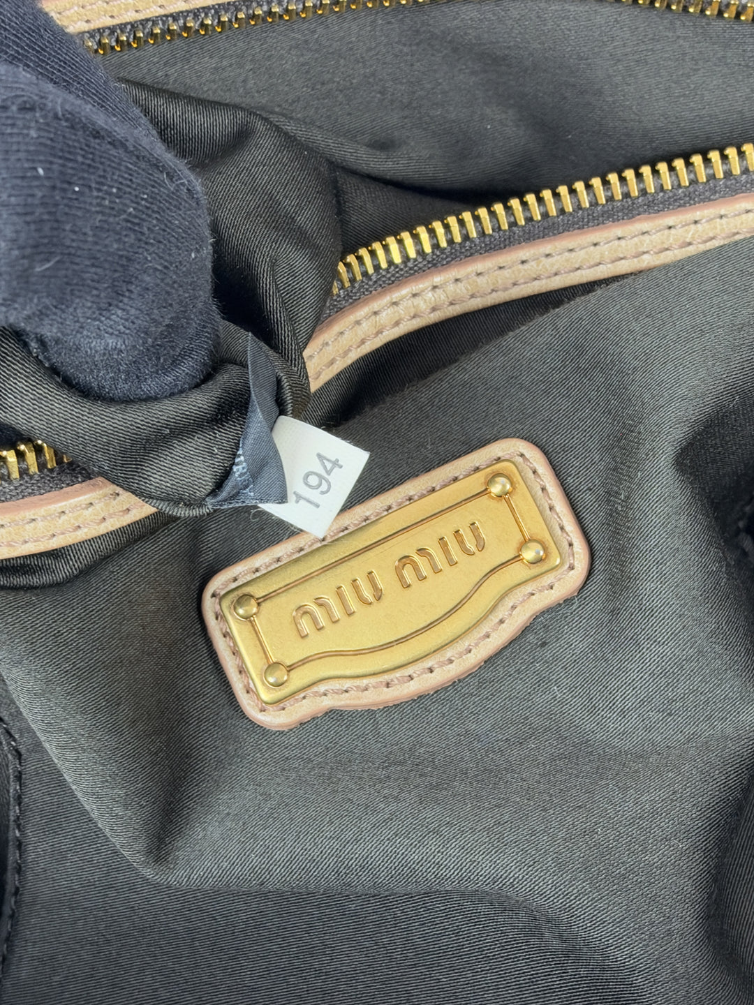 Miu Miu Vitello Lux Leather 2-Way Crossbody Shoulder Bag in Beige/Taupe, Detailansicht 14