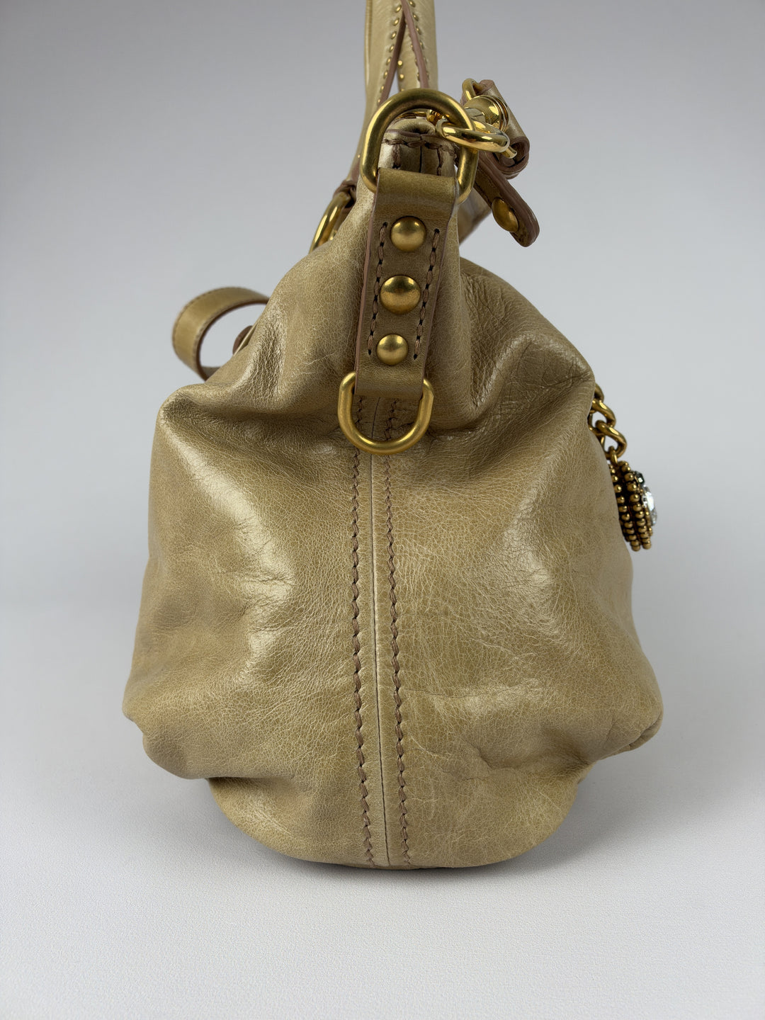 Miu Miu Vitello Lux Leather 2-Way Crossbody Shoulder Bag in Beige/Taupe, Detailansicht 3