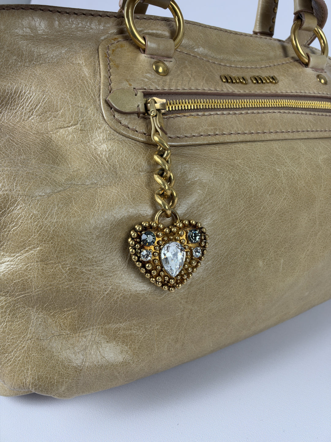Miu Miu Vitello Lux Leather 2-Way Crossbody Shoulder Bag in Beige/Taupe, Detailansicht 4