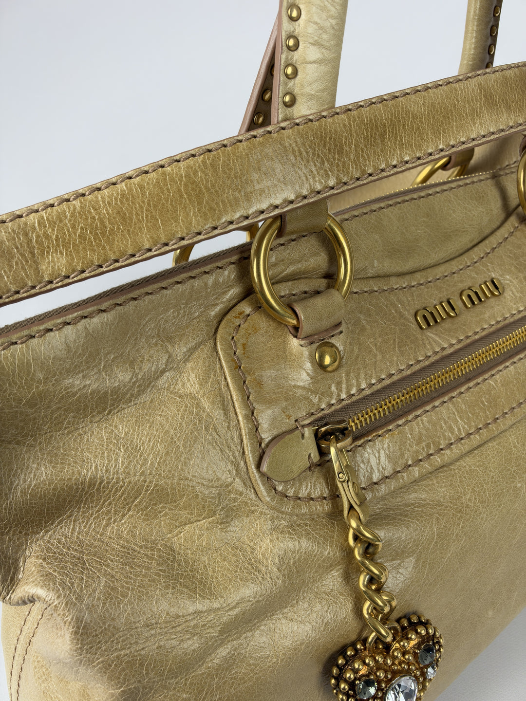 Miu Miu Vitello Lux Leather 2-Way Crossbody Shoulder Bag in Beige/Taupe, Detailansicht 5
