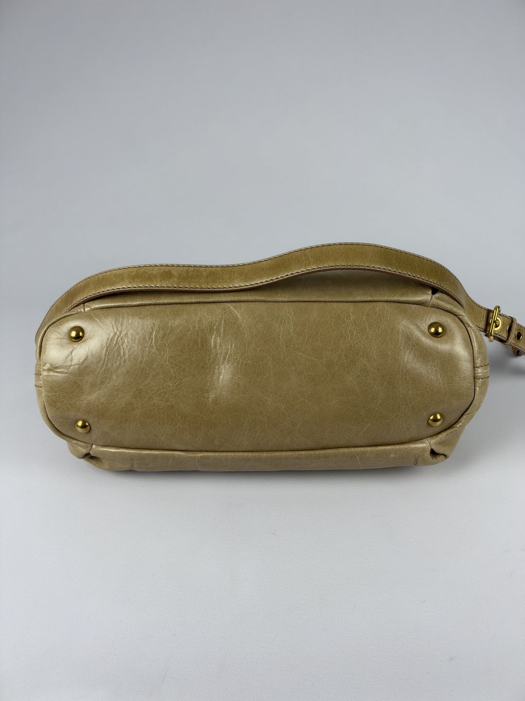 Miu Miu Vitello Lux Leather 2-Way Crossbody Shoulder Bag in Beige/Taupe, Detailansicht 7