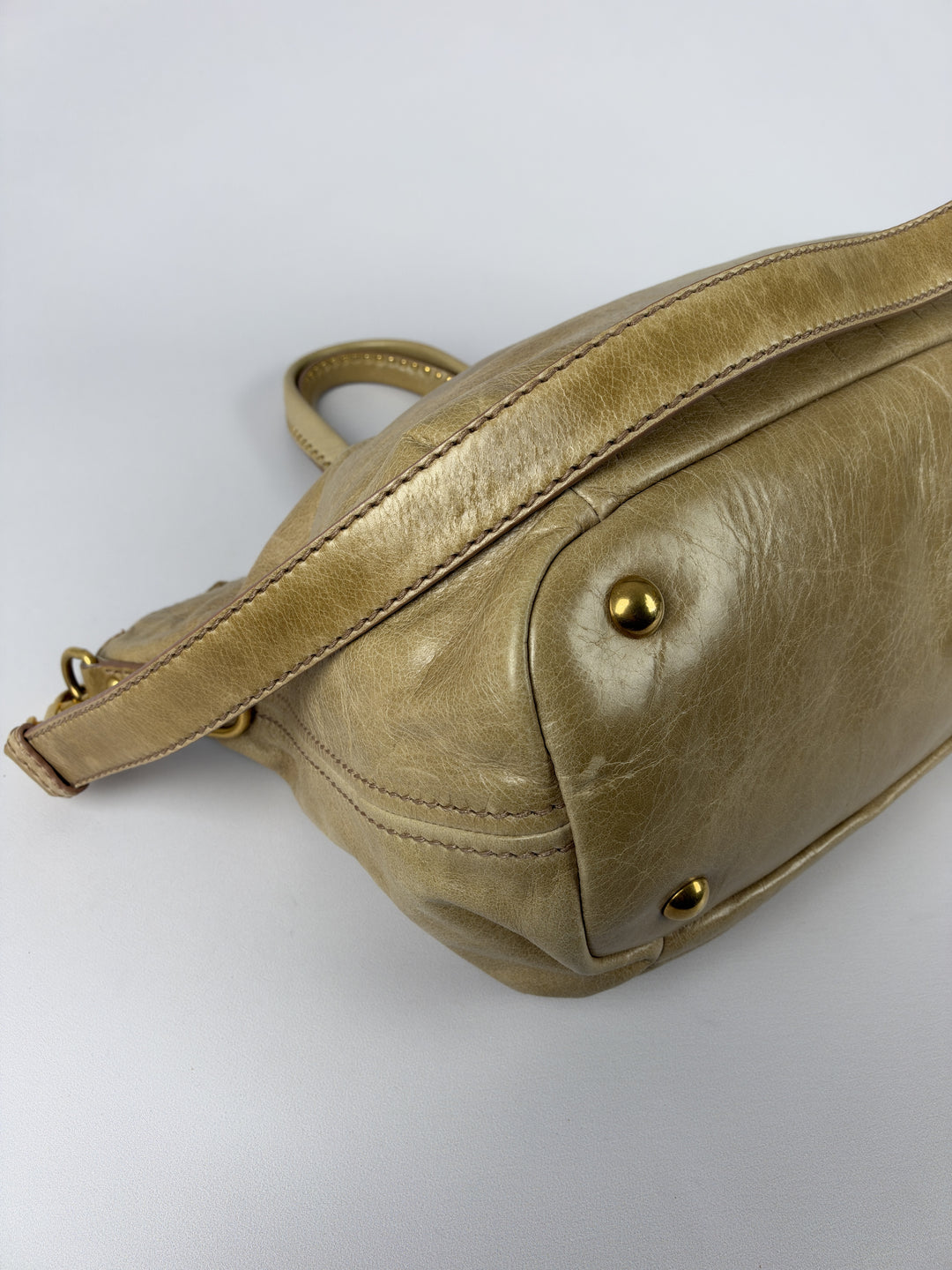 Miu Miu Vitello Lux Leather 2-Way Crossbody Shoulder Bag in Beige/Taupe, Detailansicht 8
