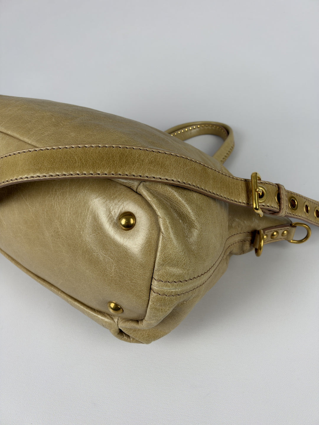 Miu Miu Vitello Lux Leather 2-Way Crossbody Shoulder Bag in Beige/Taupe, Detailansicht 9