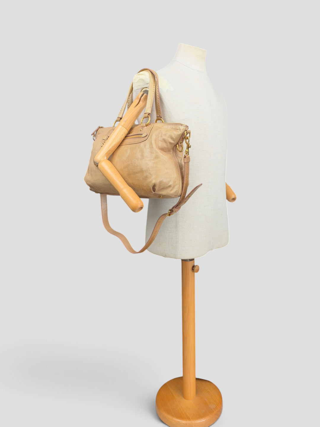 Miu Miu Vitello Lux Leather 2-Way Crossbody Shoulder Bag in Beige/Taupe, getragen an der Schneiderpuppe